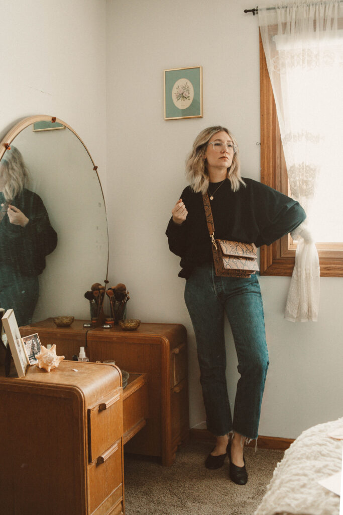 Real Winter Outfits Day 2: Pajamaesque Outfits, black sweatshirt, american eagle, vintage levis, 501s, everlane day glove, snake print bag