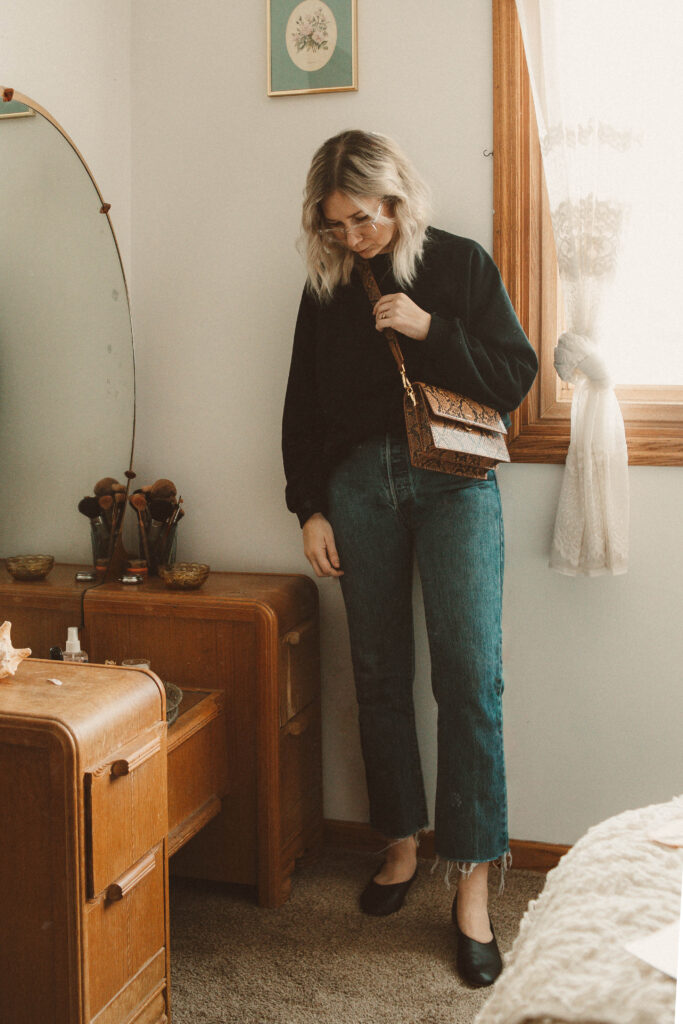 Real Winter Outfits Day 2: Pajamaesque Outfits, black sweatshirt, american eagle, vintage levis, 501s, everlane day glove, snake print bag