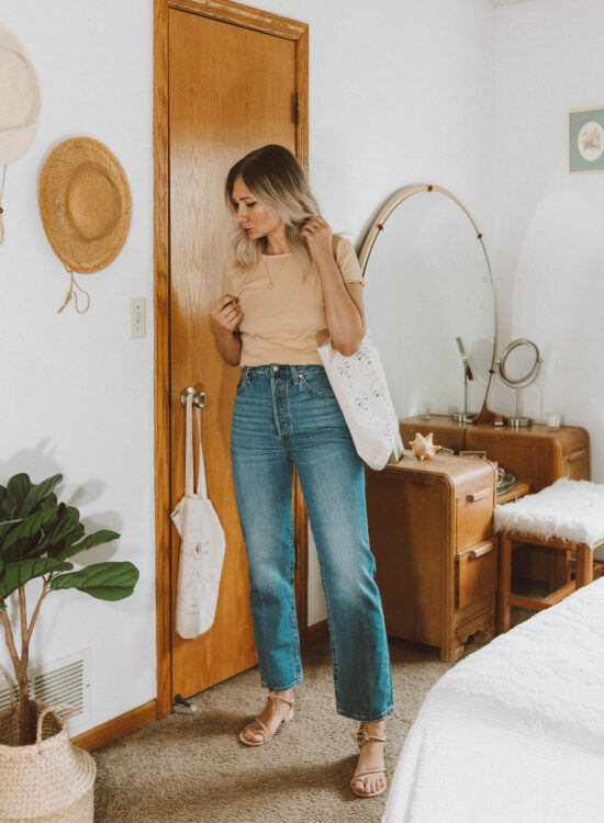 A Week of Summer Outfit Ideas, levis ribcage straight leg jeans, peach baby doll tee, loq sandals