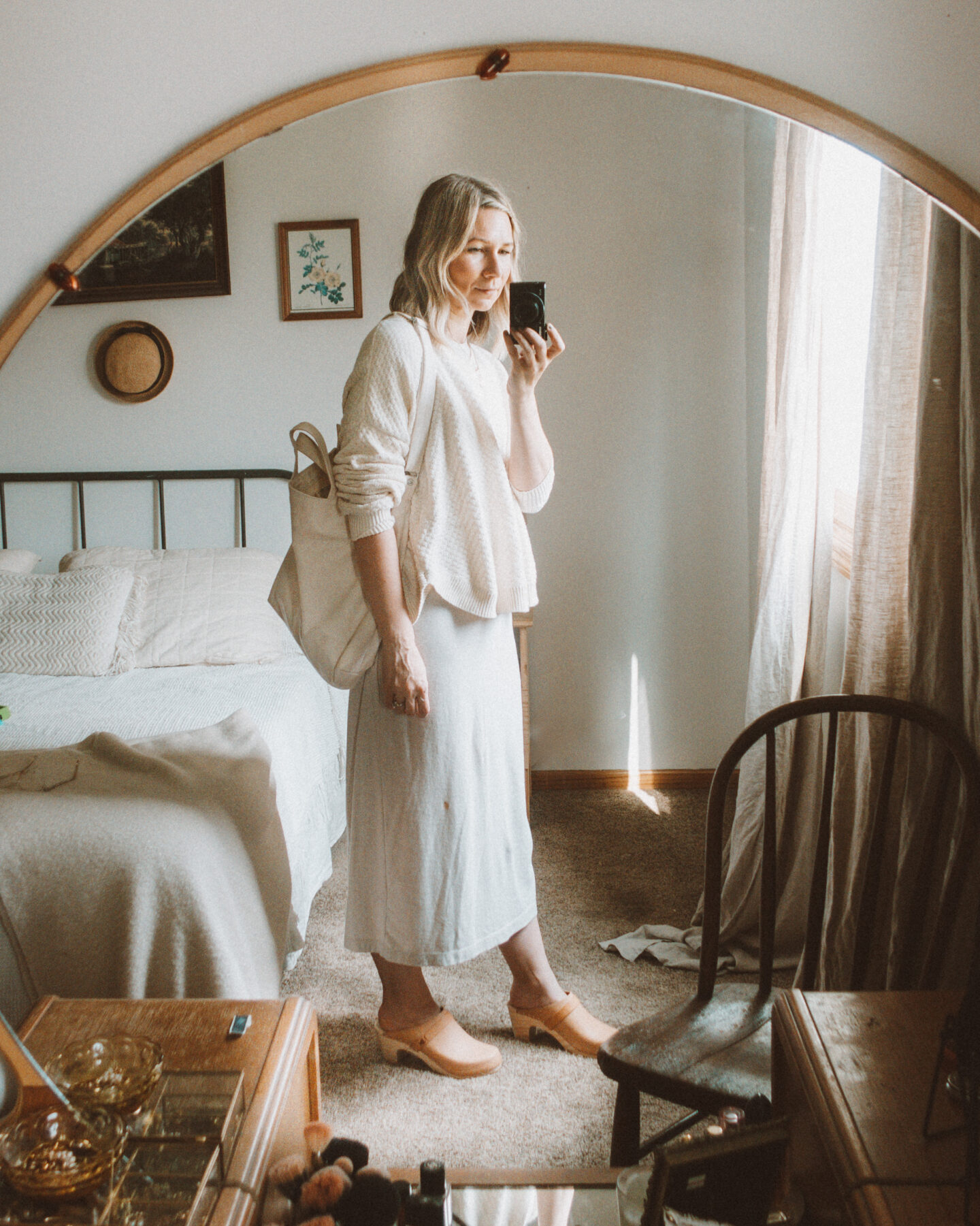 neutral outfits, what I wore this week, tradlands jude pullover, madewell tee dress, sandgrens clogs, baggu duck bag