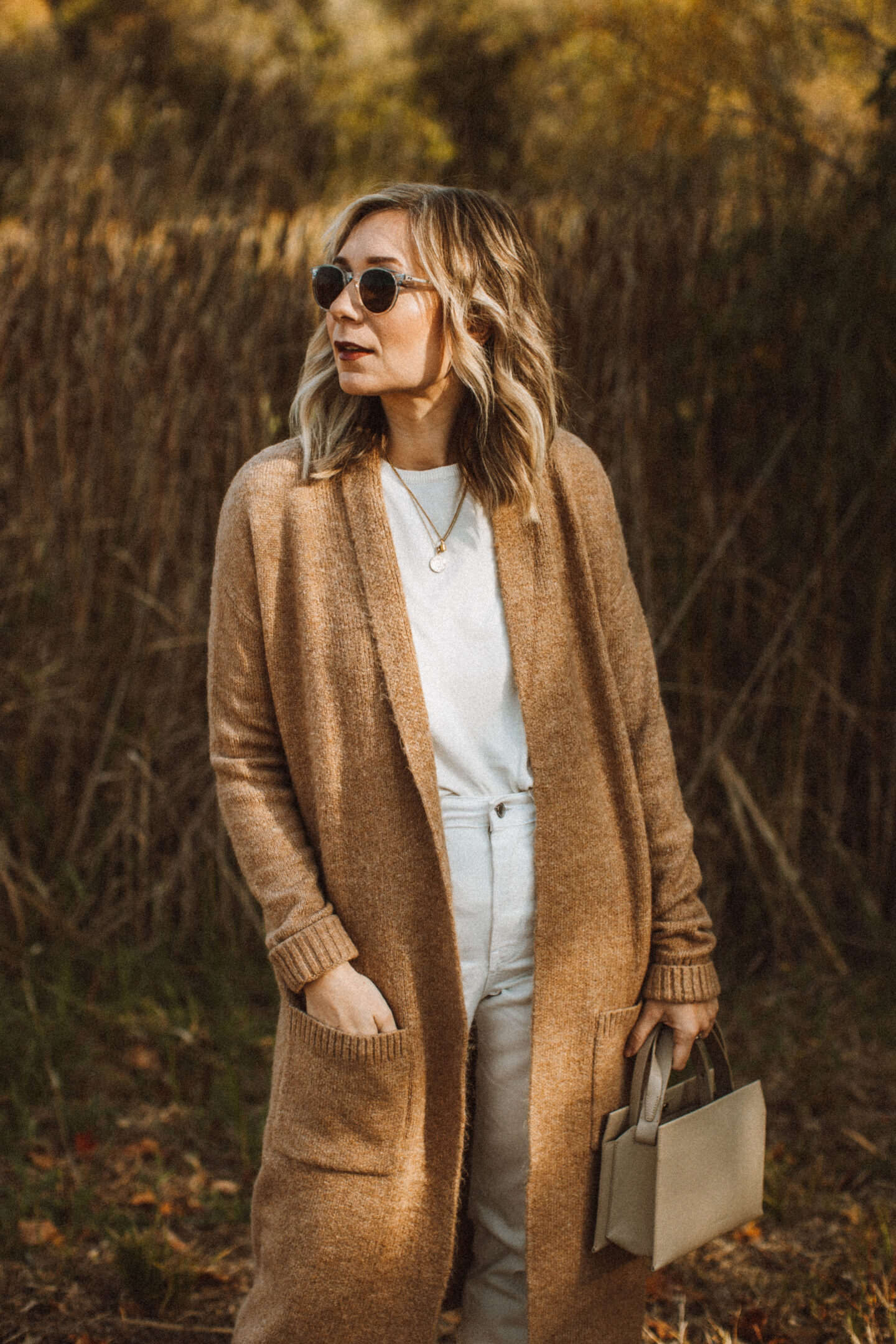 How to Style White Jeans for Fall, everlane glove boot reknit, camel maxi cardigan