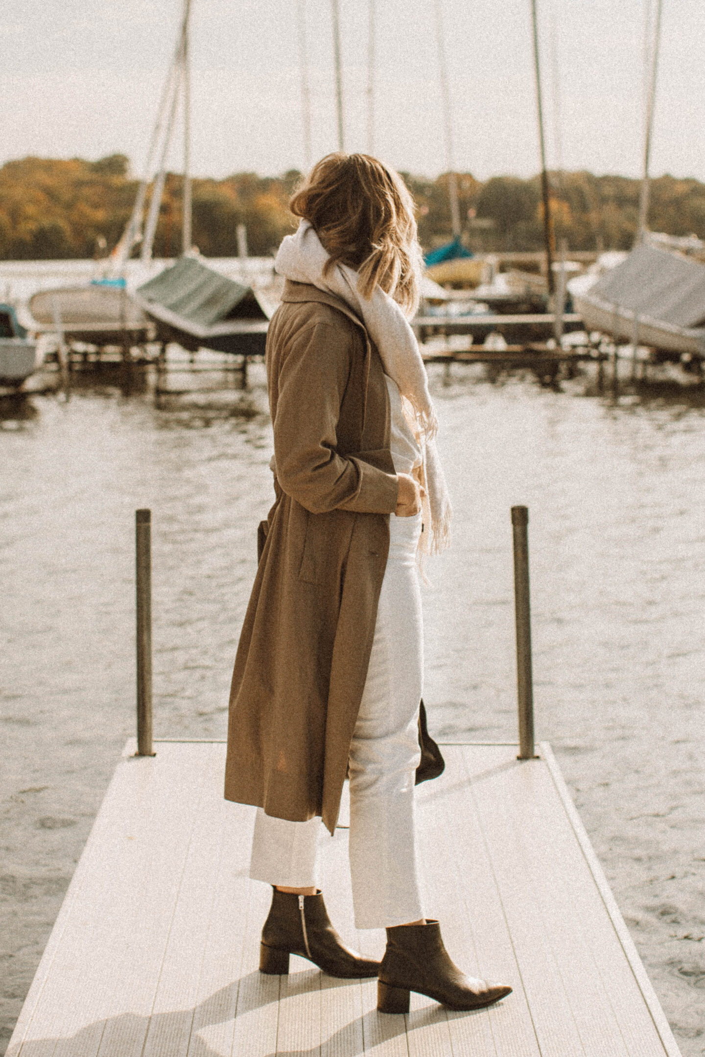 How to Style White Jeans for Fall, everlane boss boot, everlane trench coat, oversized wool scarf