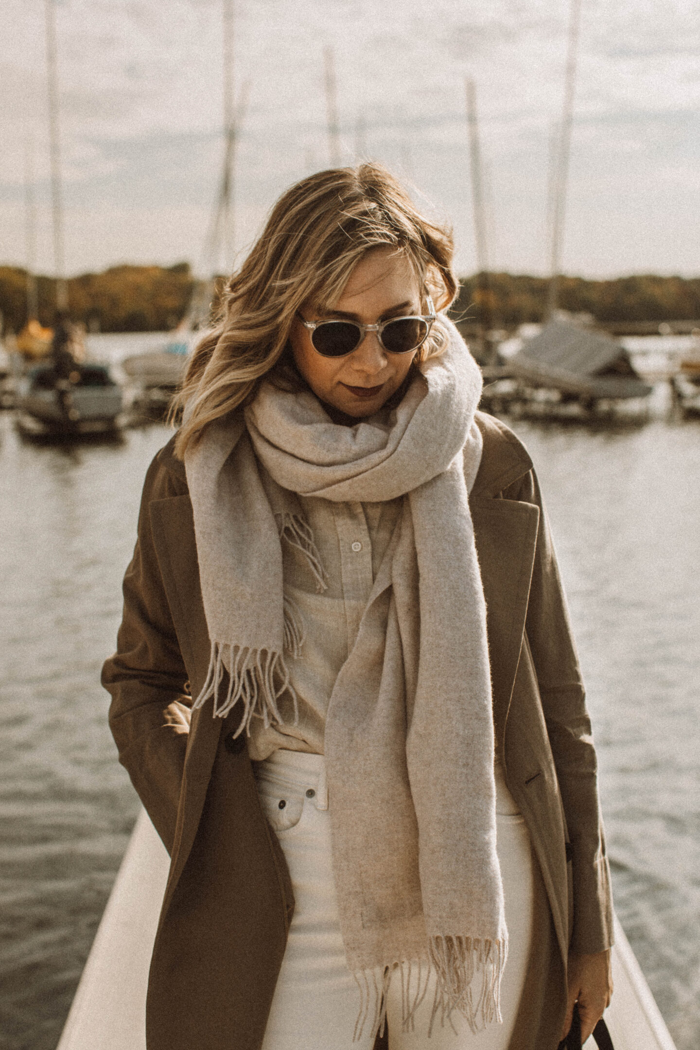 How to Style White Jeans for Fall, everlane boss boot, everlane trench coat, oversized wool scarf