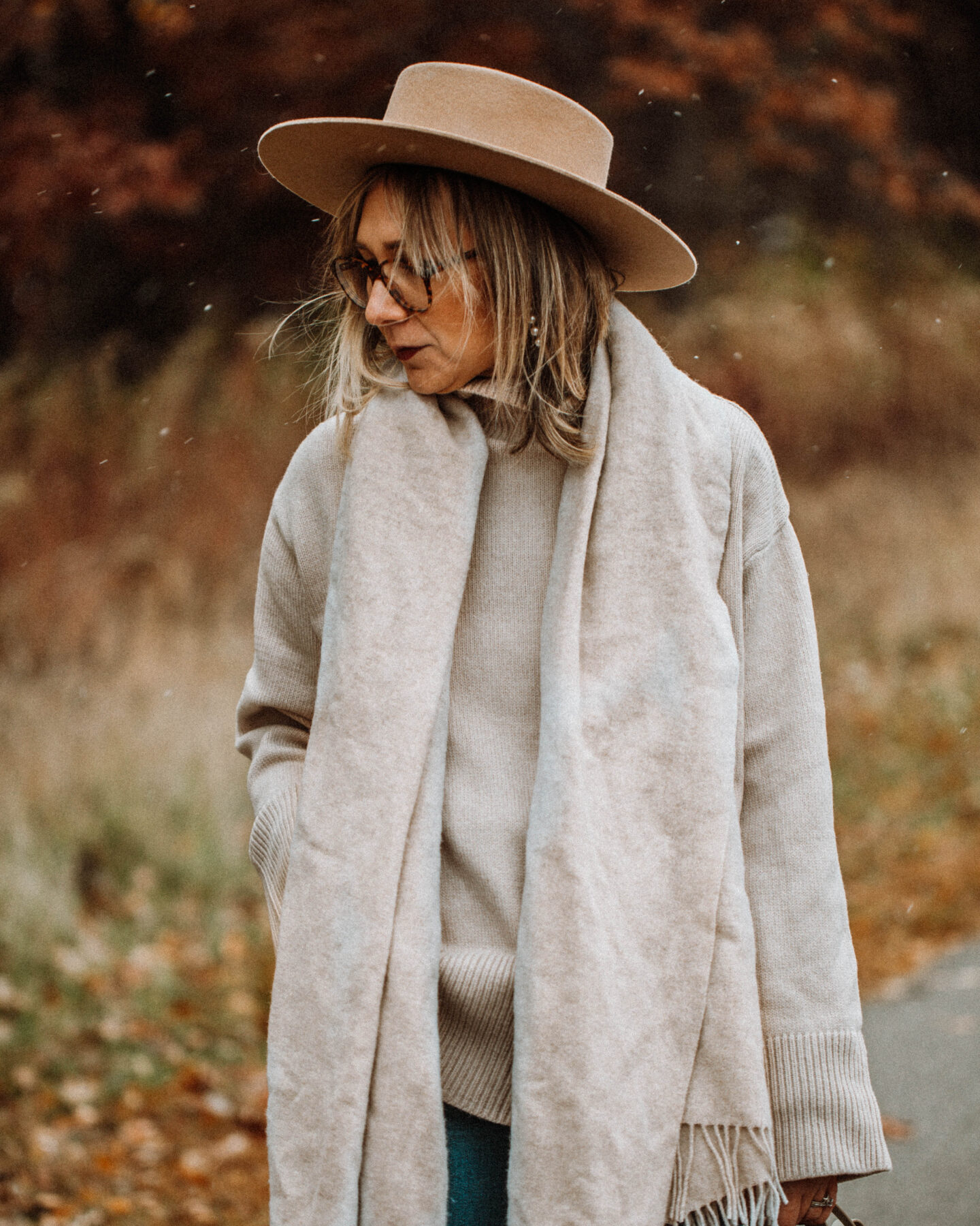 3 Cozy Outfits for Thanksgiving. Karin Emily Style - Beige Wool Scarf, Turtleneck Oversized Sweater, Mid Wash Skinny Jeans, Taupe Bag, Gigi Pip Boater Hat, Brown Lace Up Boots