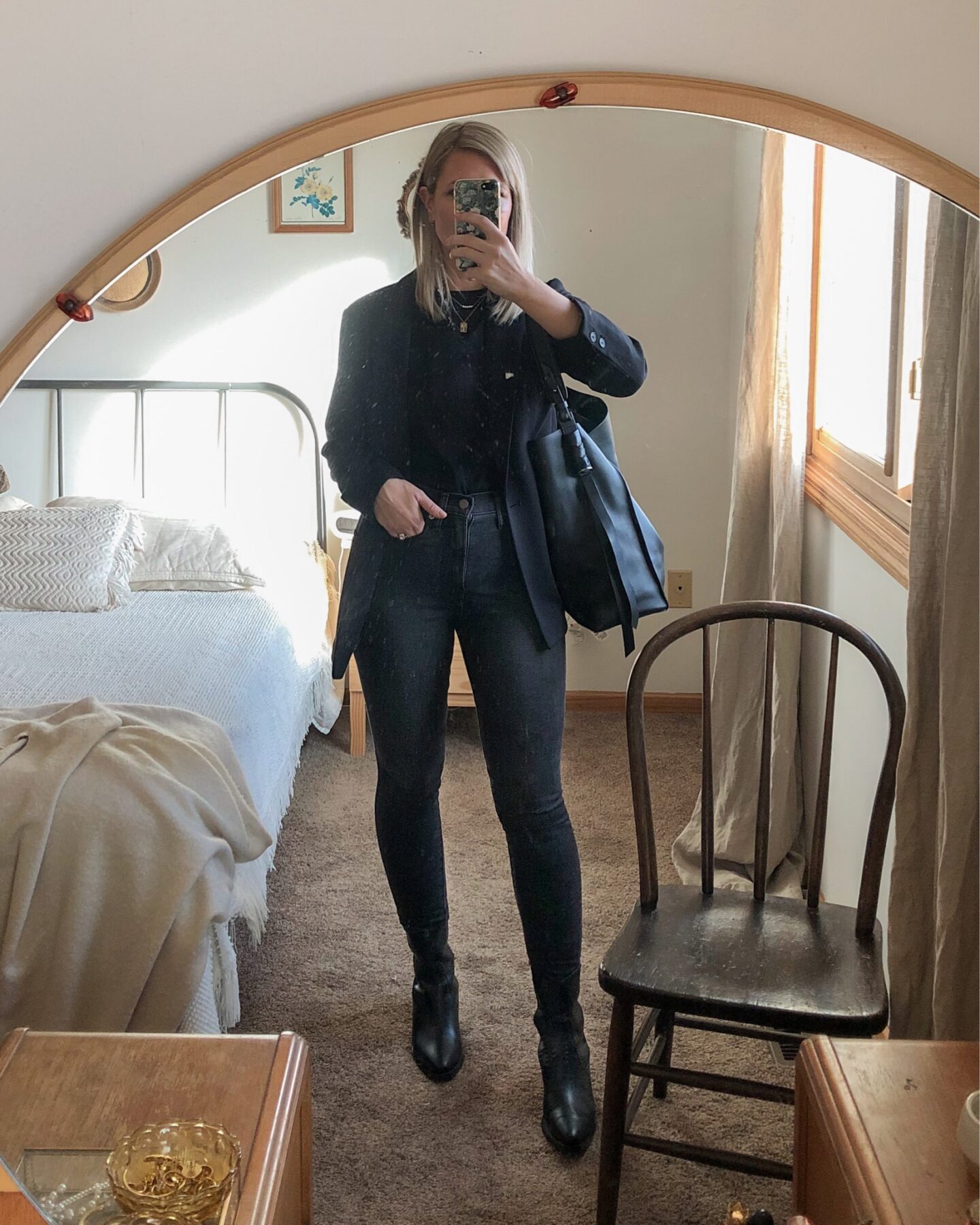 shades of gray, washed black skinny jeans, western boots, everlane wild west boots, perfect black tee, all saints captain toteblack boyfriend blazer