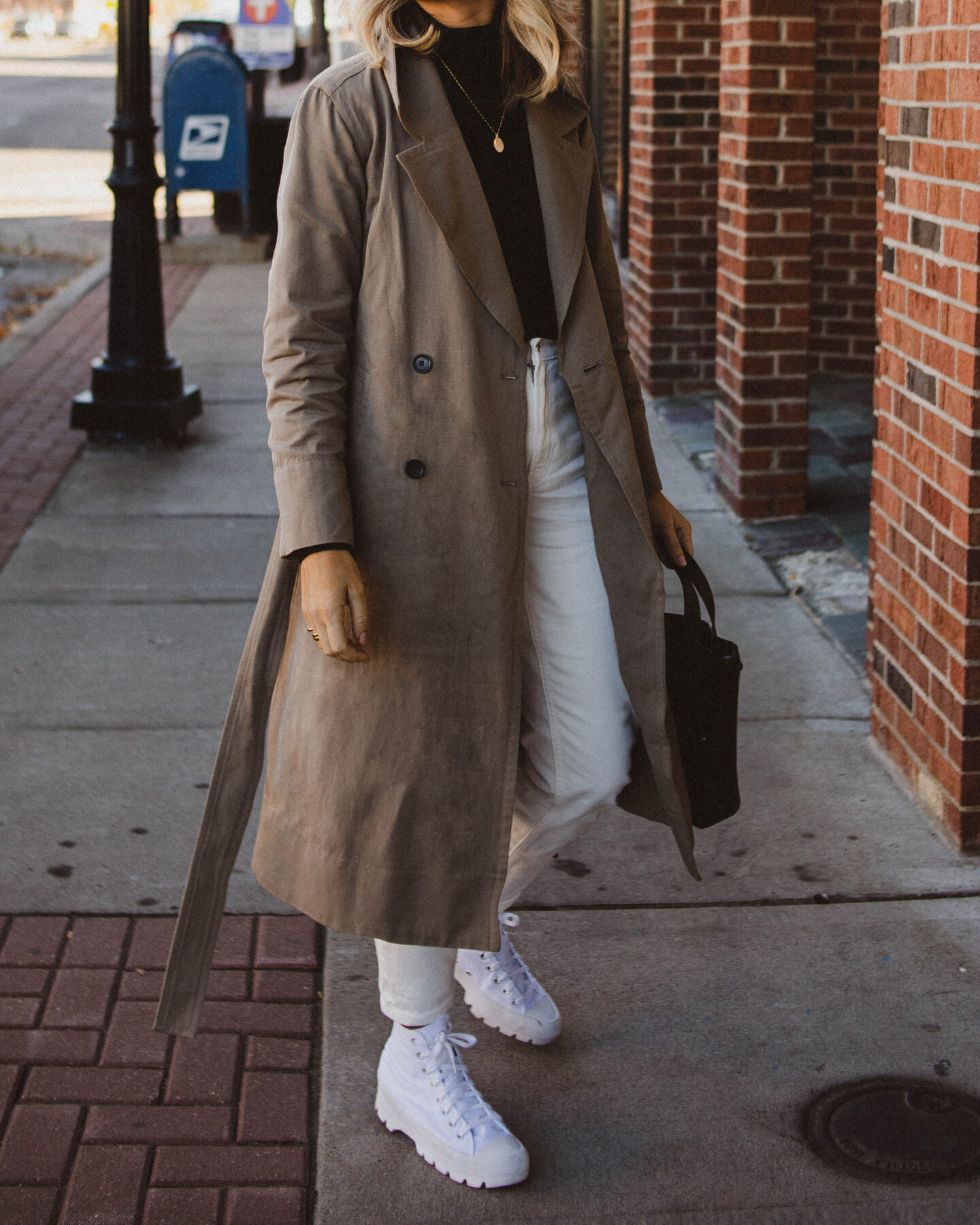 everlane drape trench, black turtleneck, white jeans, white converse