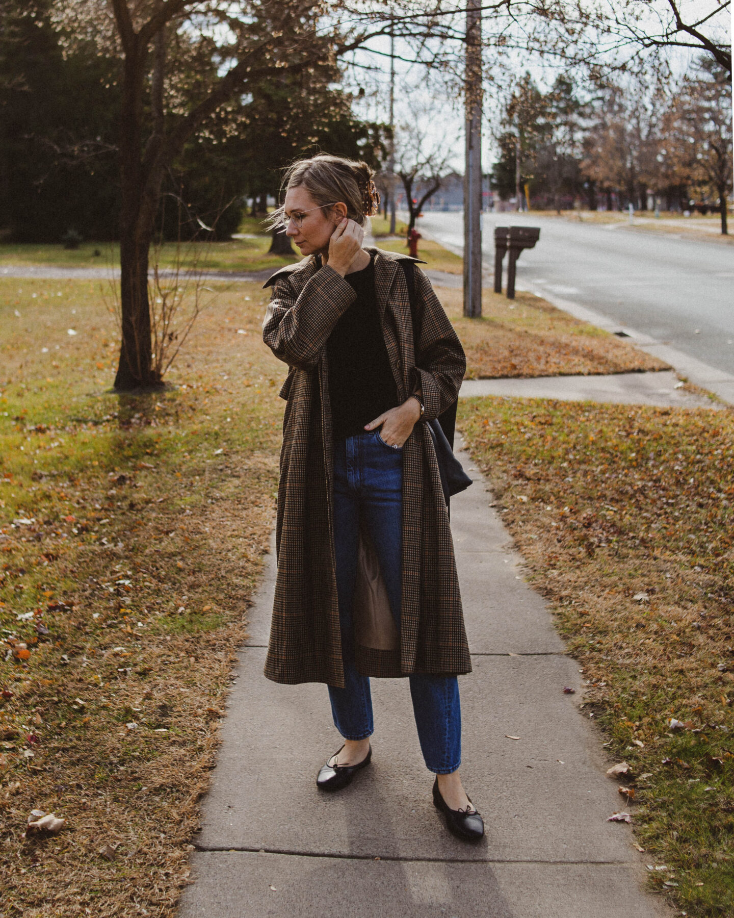 plaid trench coat, toteme mid wash denim, black everlane flats, weekday tee