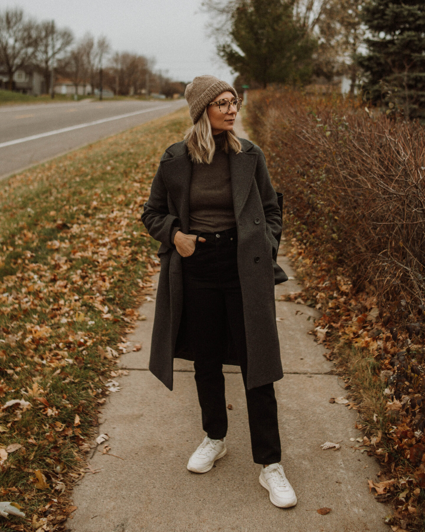 brown and black outfit, everlane pima microrib turtleneck, madewell dad jean, everlane tread sneakers myssifarmi hat