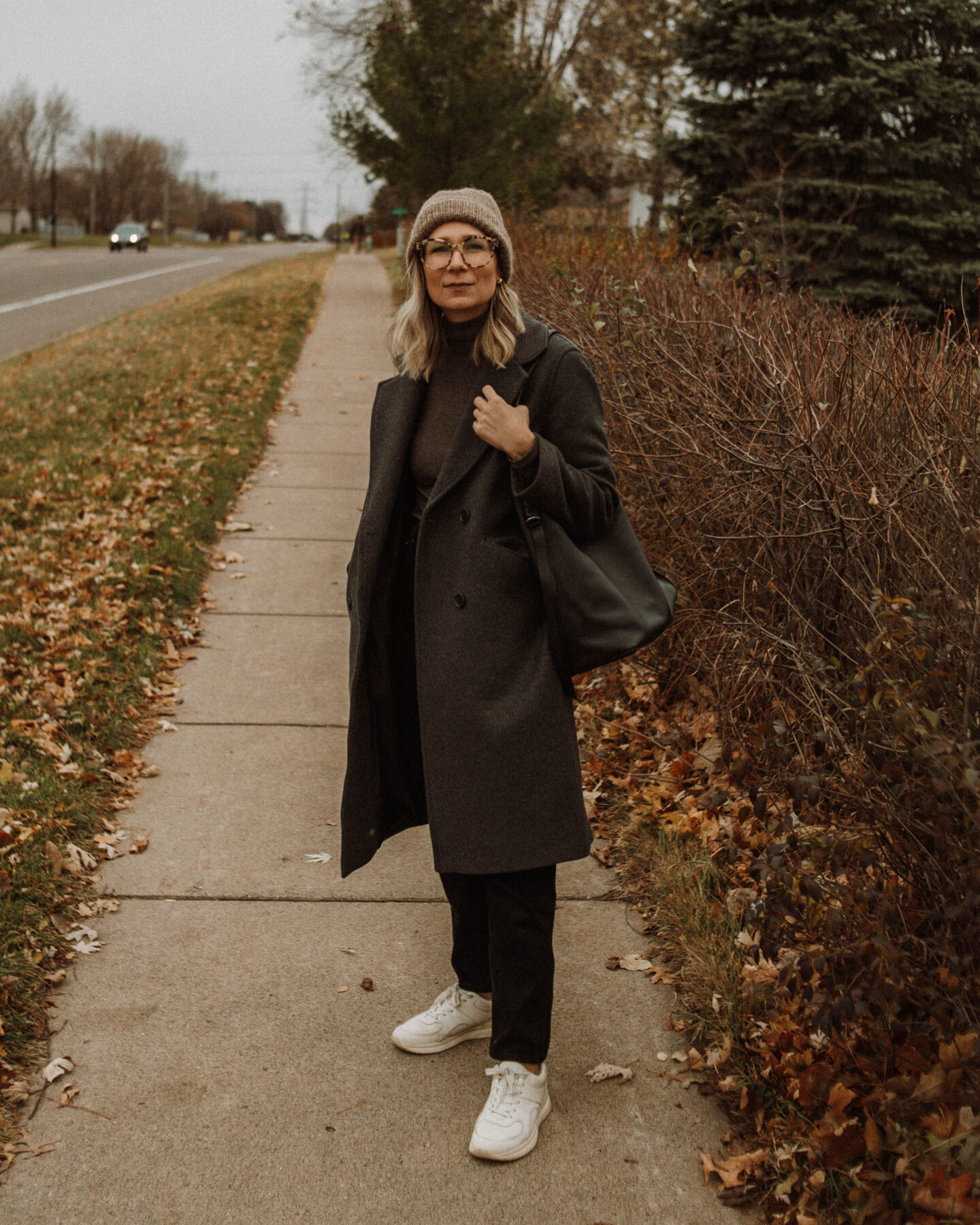 brown and black outfit, everlane pima microrib turtleneck, madewell dad jean, everlane tread sneakers myssifarmi hat, all saints tote