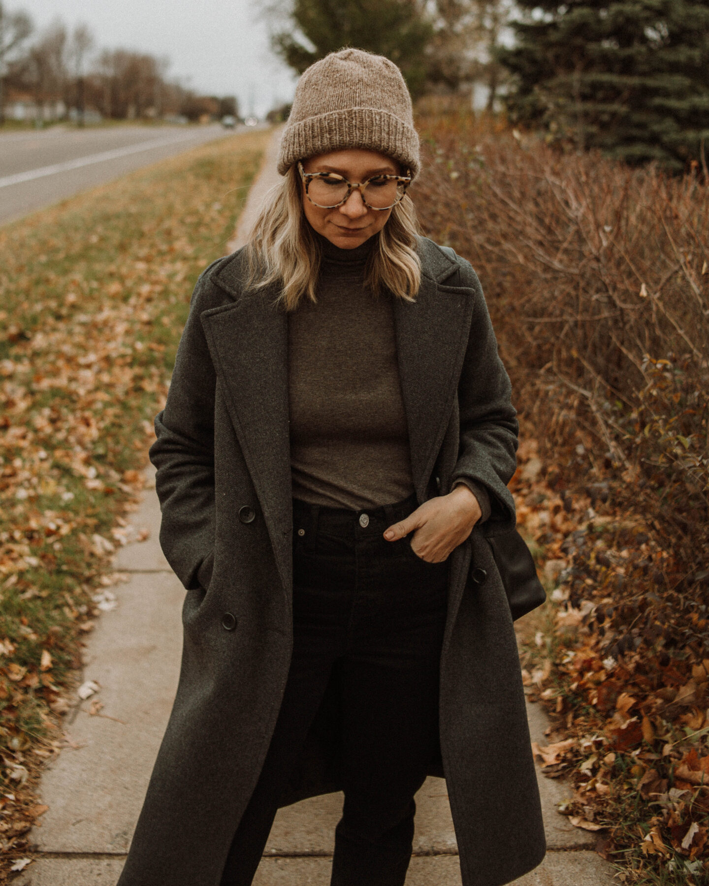 brown and black outfit, everlane pima microrib turtleneck, madewell dad jean, everlane tread sneakers myssifarmi hat