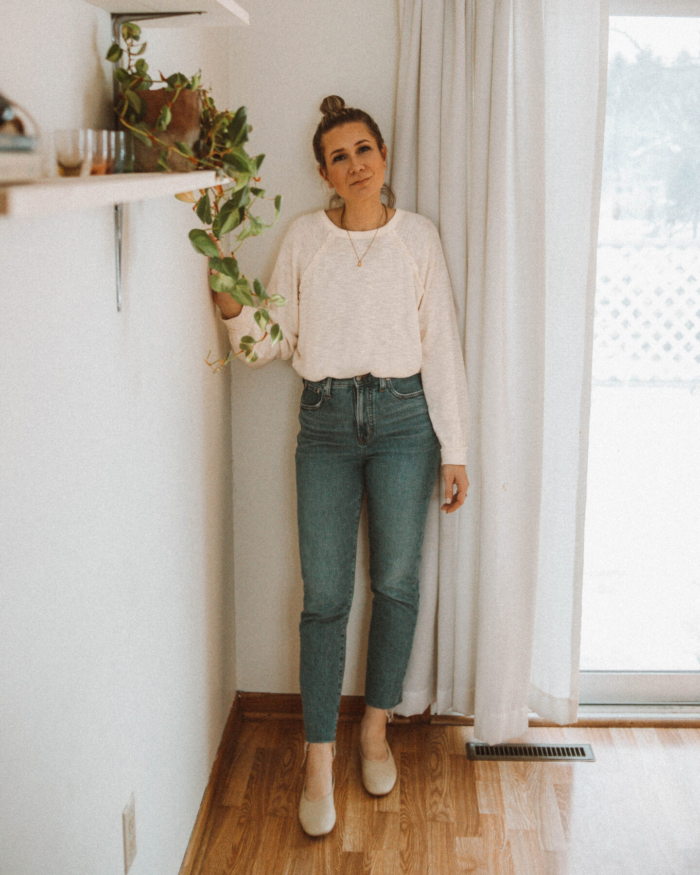 ruffle top, midwash denim, madewell perfect vintage jeans, everlane day glove, nude flats