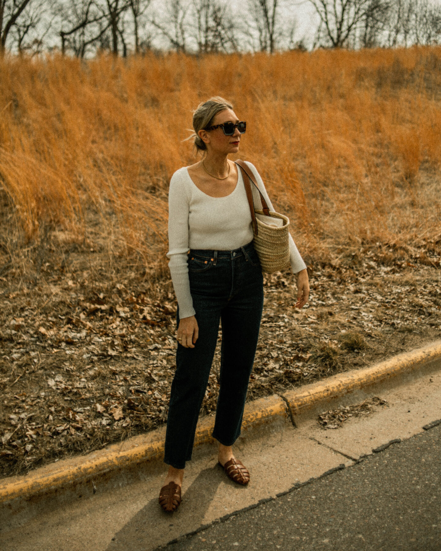 levi's ribcage, dark wash denim, basket bag, white ribbed sweater, brown mules, simple outfit, neutral outfit