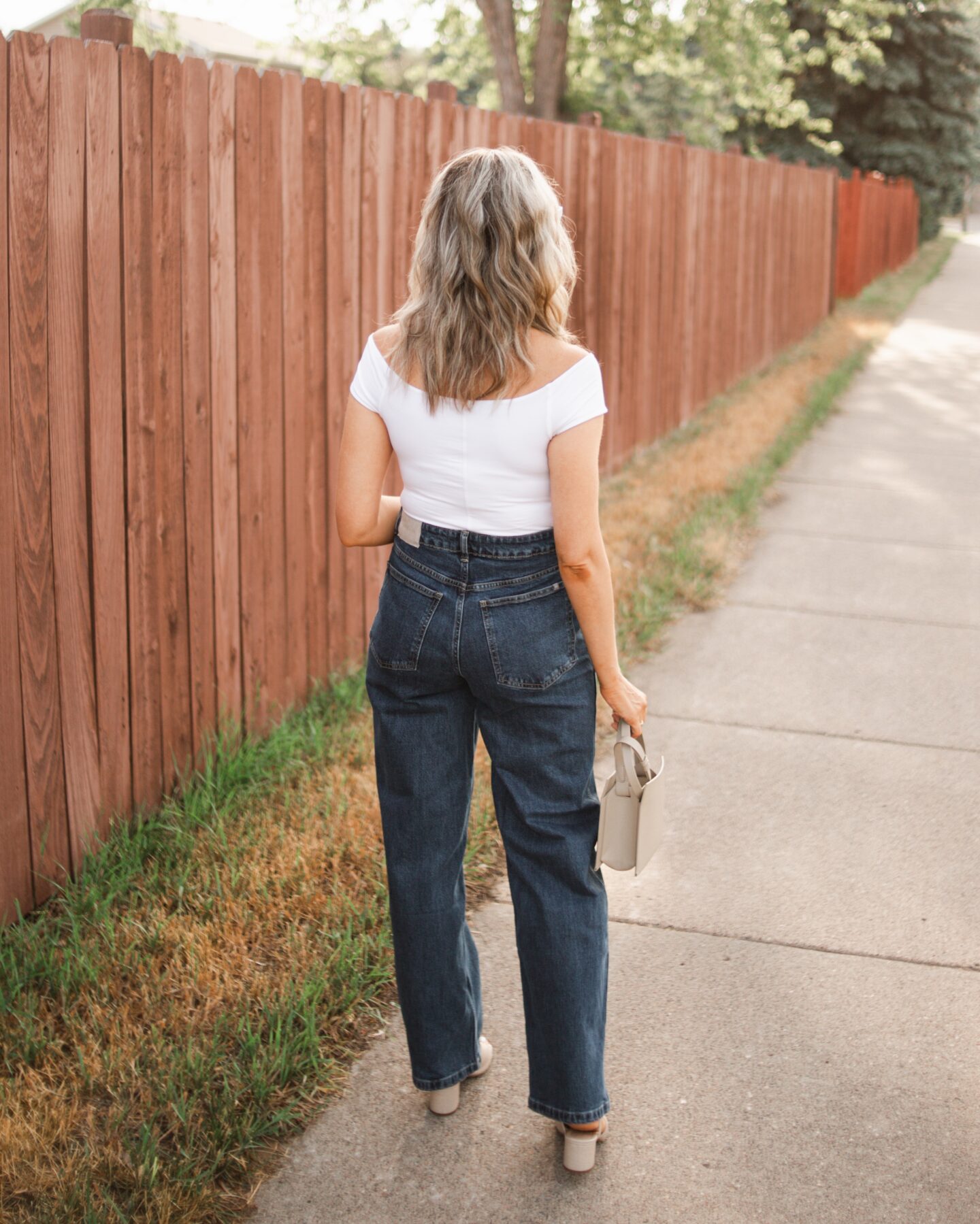 Karin Emily wears the Everlane Way High Baggy Jean, white bodysuit, nude sandals heels for her Everlane Denim Guide