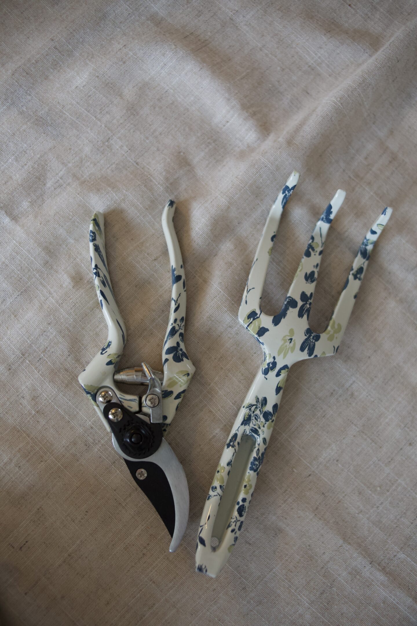 Karin Emily shares a blue and white floral gardening tool set