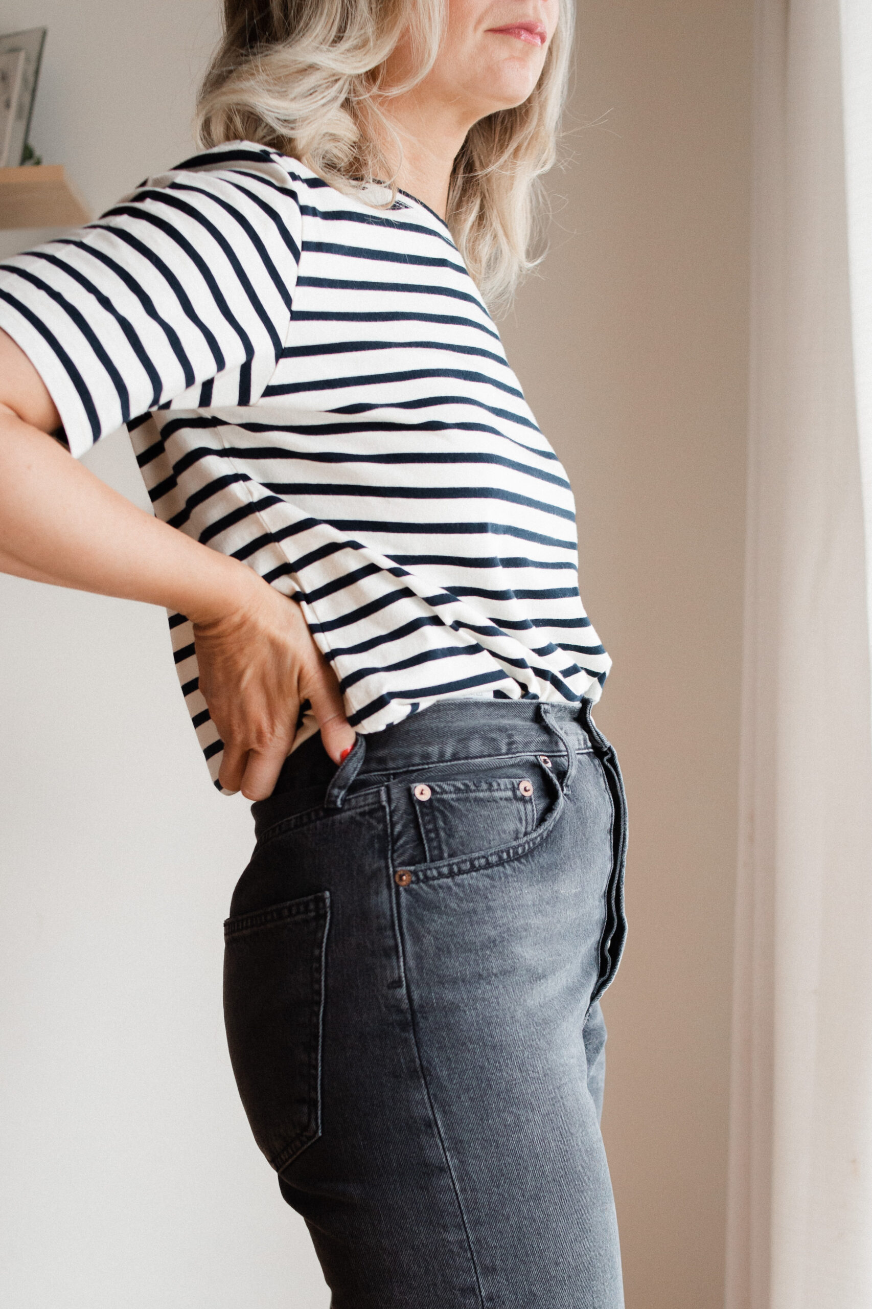 Karin Emily wears a pair of AGOLDE 90's midrise jeans with a striped tee and brown sandals for her AGOLDE denim guide