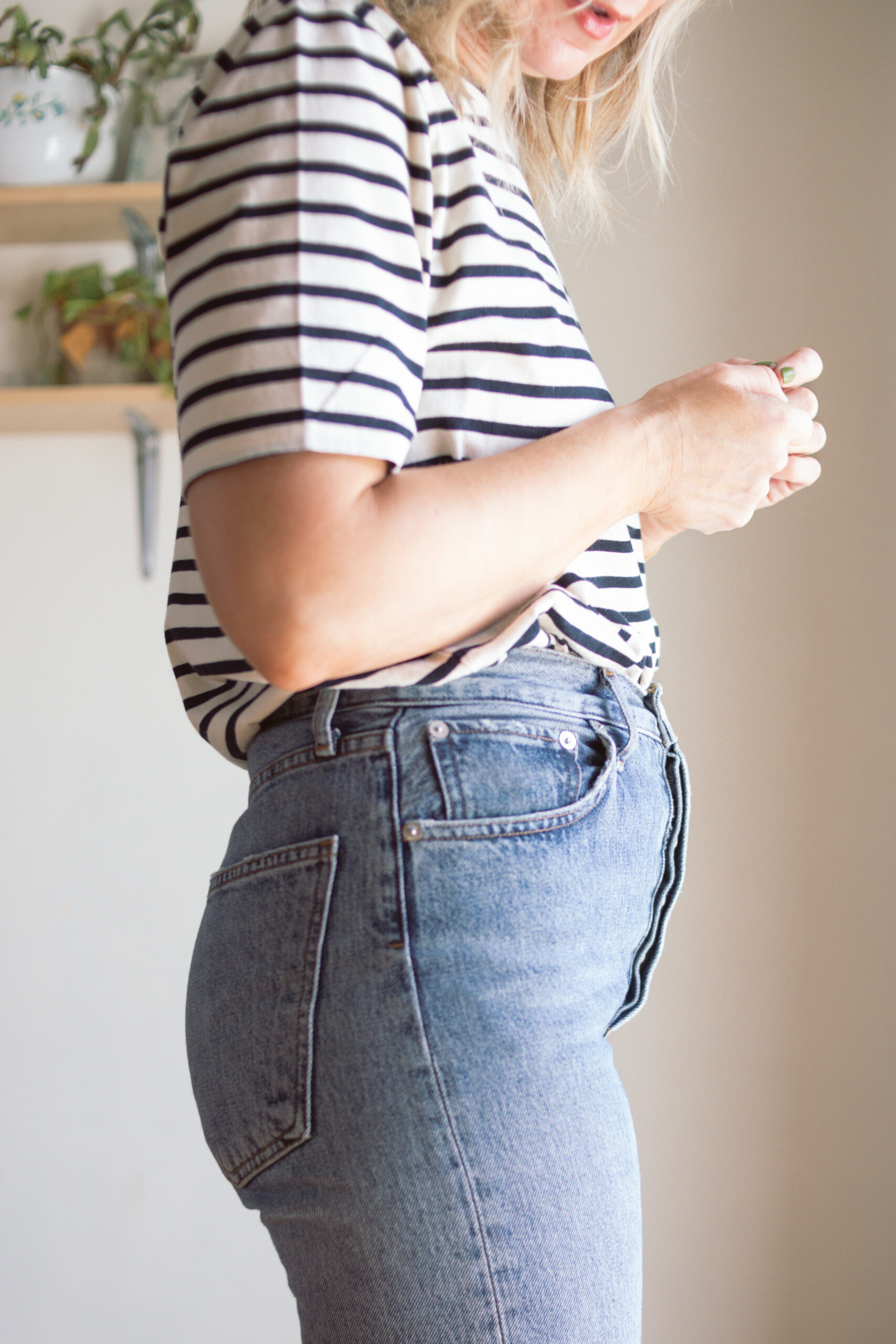 Karin Emily wears a pair of AGOLDE 90's pinch waist jeans with a striped tee and brown sandals for her AGOLDE denim guide