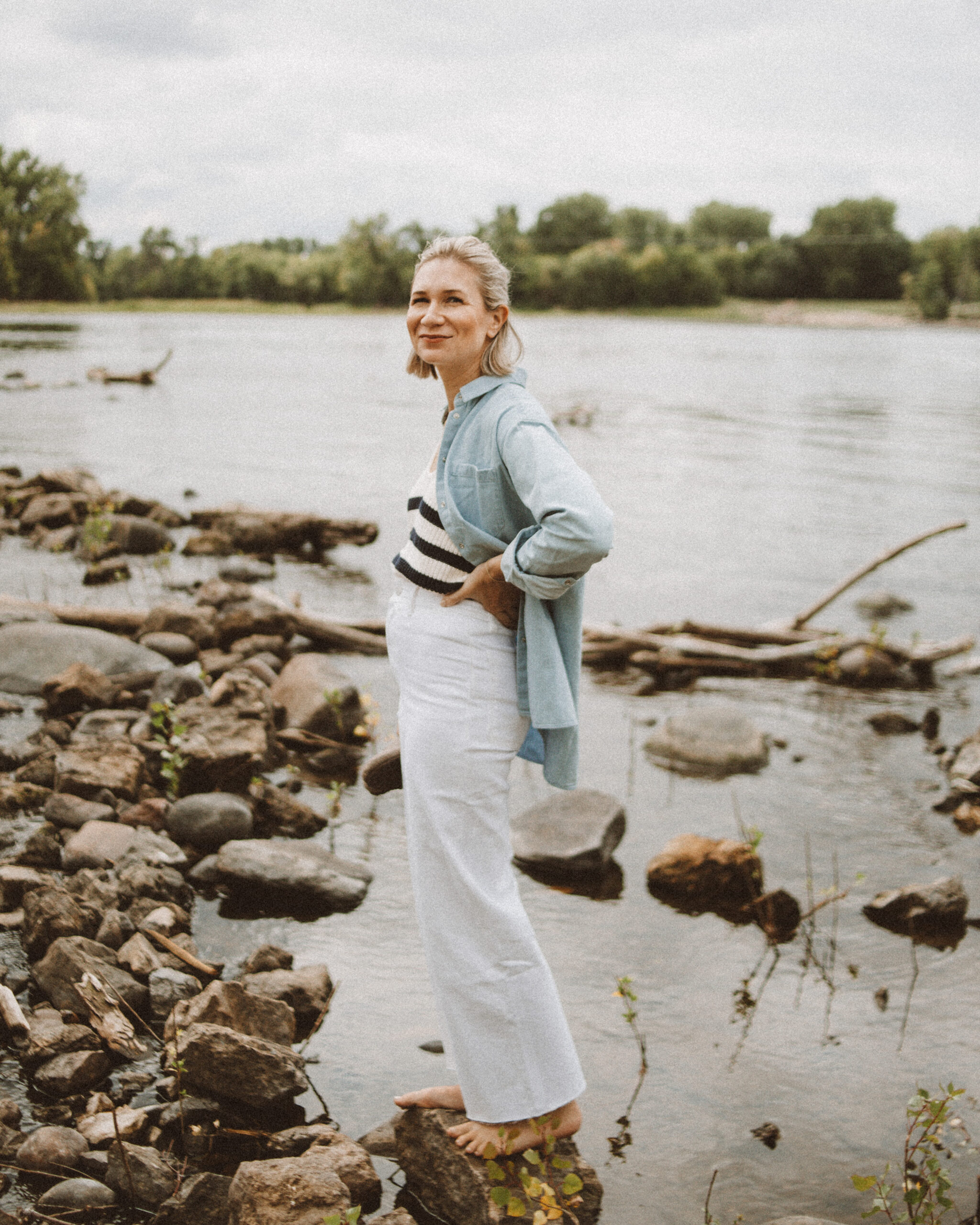 Karin Emil wears her favorite jeans for fall: a pair of white wide leg jeans with a blue oversized button down