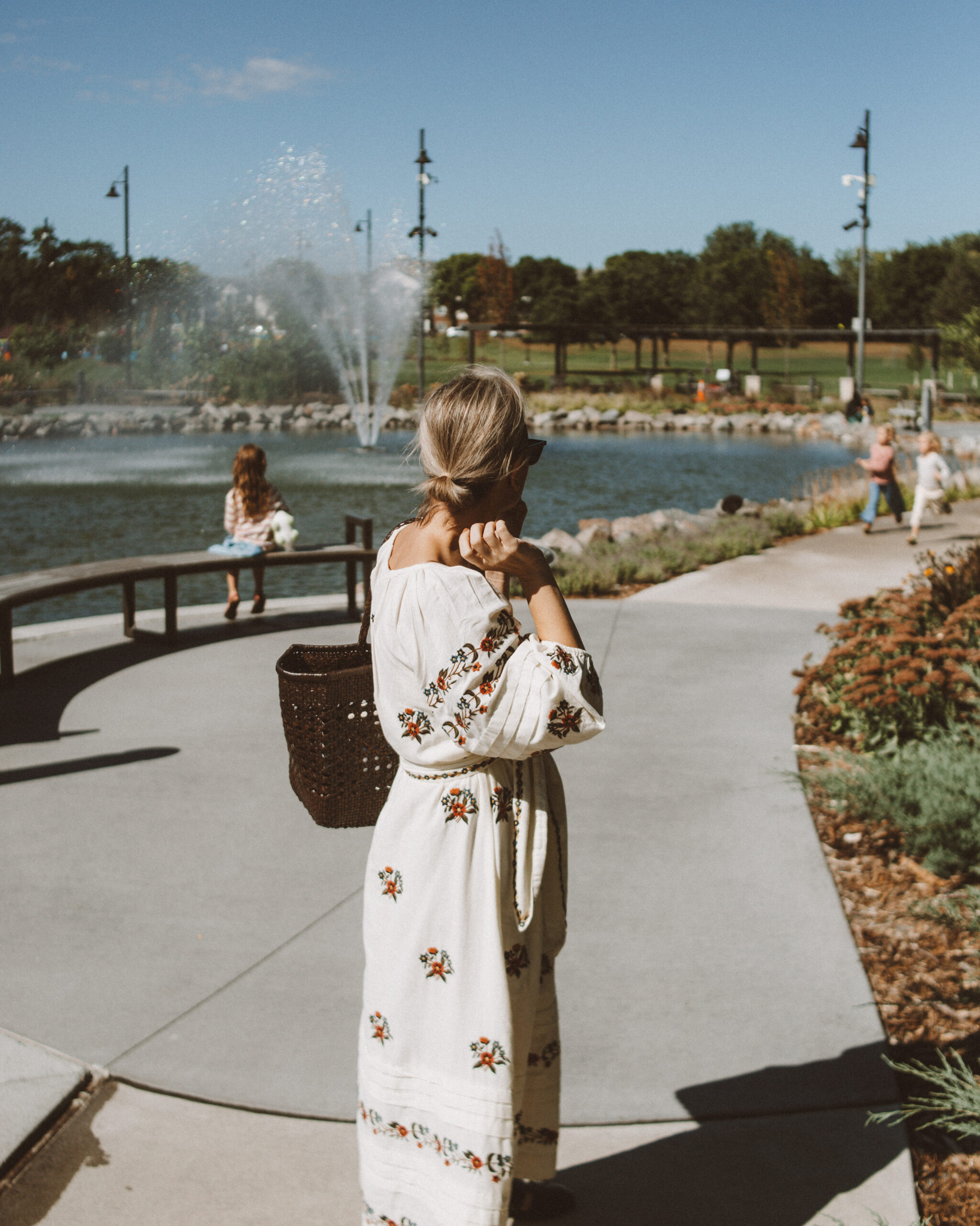 Karin Emily shares style 101 and wears a floral this is the great dress and a bag from dragon diffusion