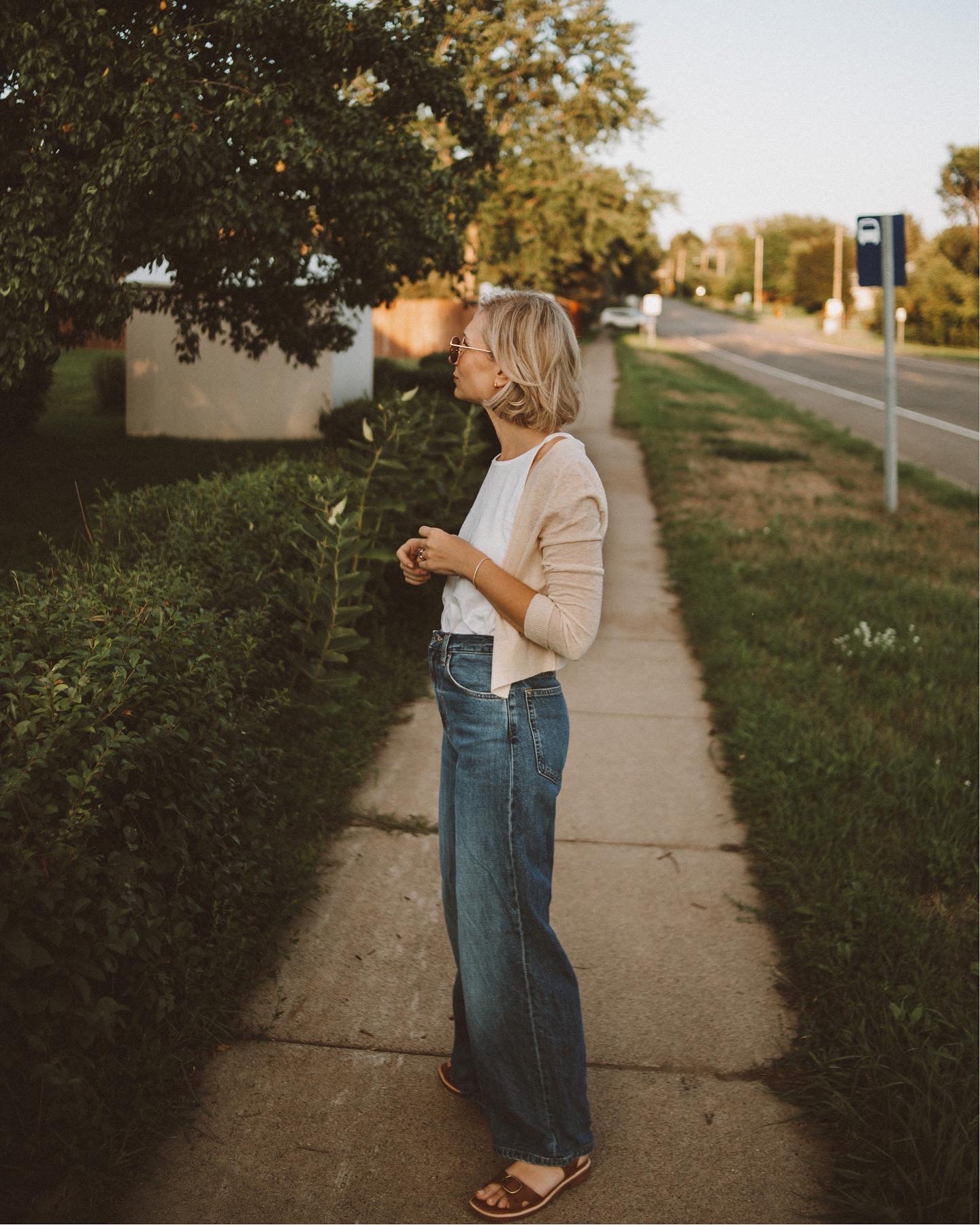 Karin Emily wears a cropped cardigan and dark wash baggy jeans